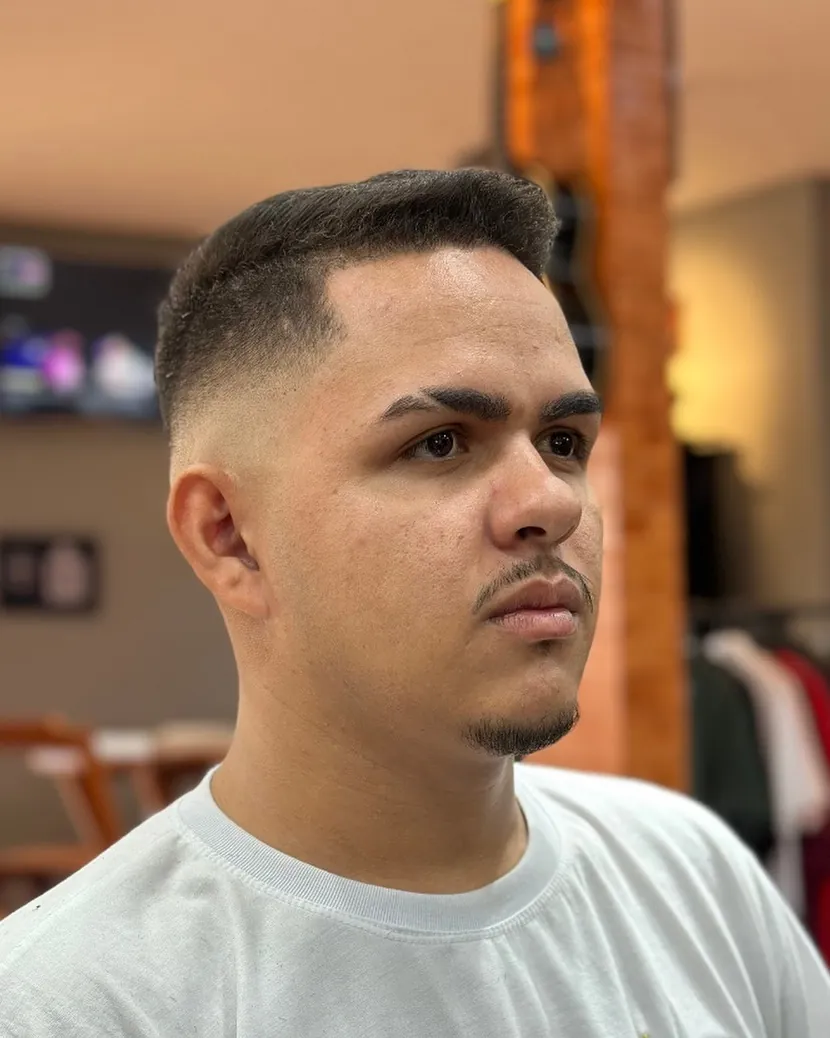 Cliente com degradê nas laterais e topo curto, feito na Fino Trato