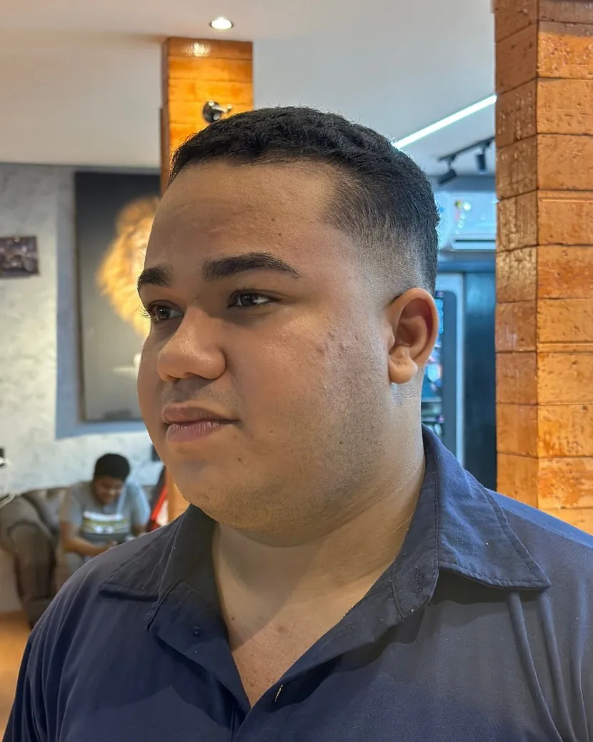Cliente com corte social curto, feito na Fino Trato