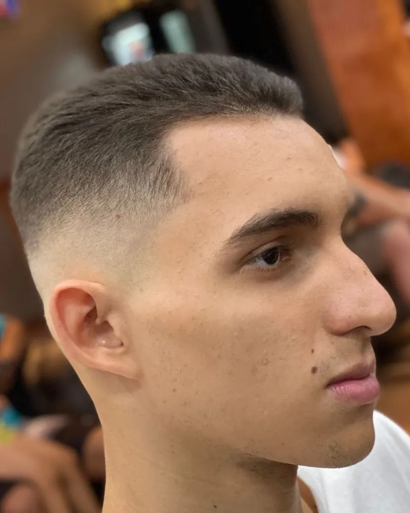Cliente com degradê bem baixo nas laterais, feito na Fino Trato