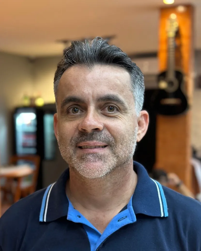 Cliente com corte social e barba rente, feito na Fino Trato