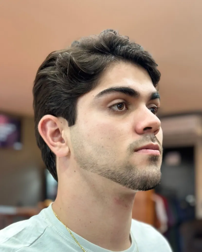 Cliente com volume no topo e laterais aparadas, feito na Fino Trato