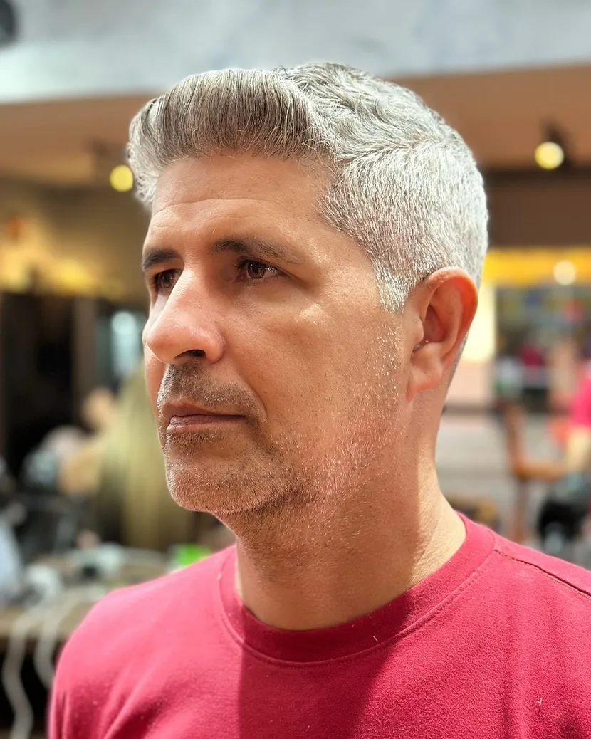 Cliente grisalho com corte social penteado, feito na Fino Trato