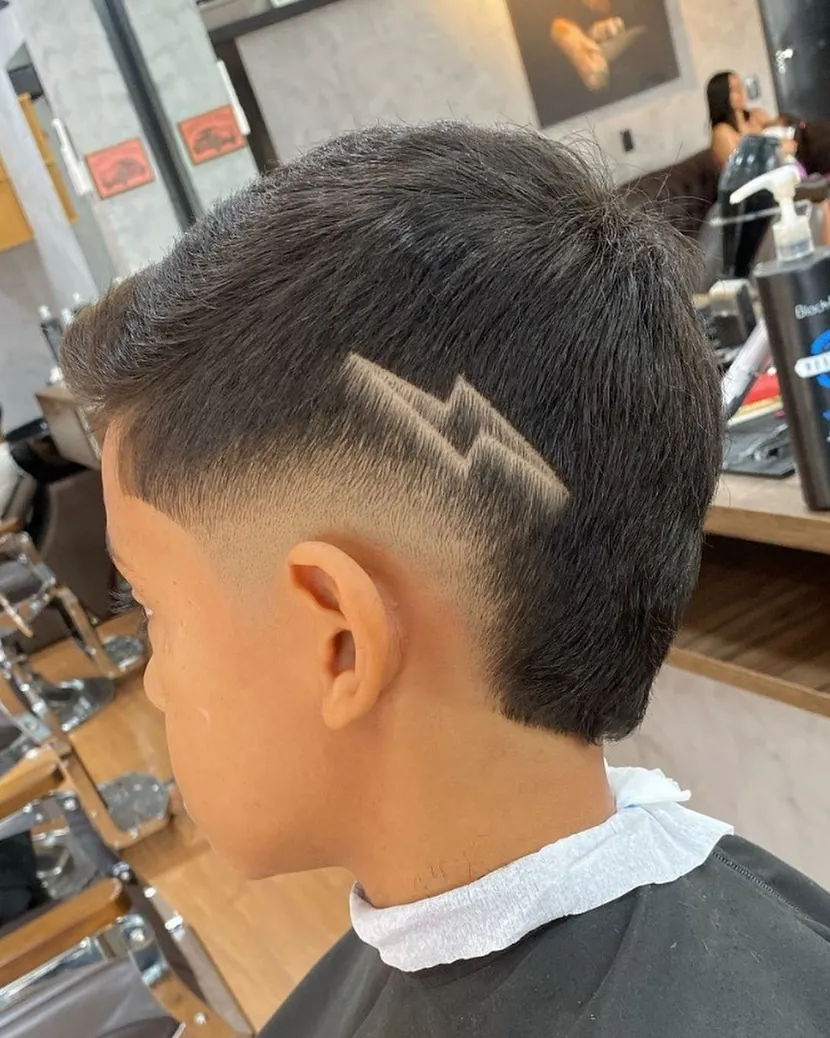 Cliente com degradê e risco em forma de raio na lateral, feito na Fino Trato