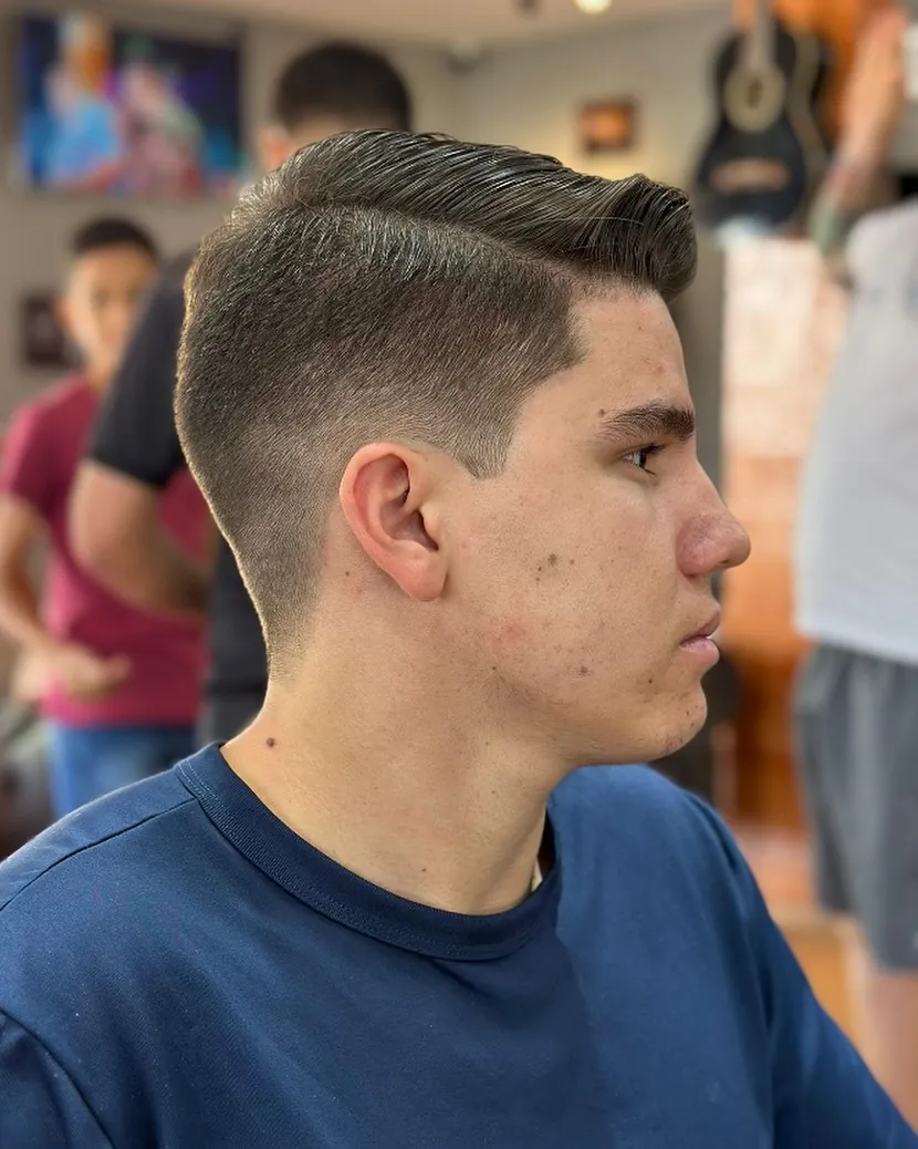 Cliente com degradê e topo penteado para o lado, feito na Fino Trato
