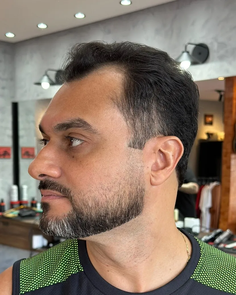 Cliente com corte curto e barba desenhada, feito na Fino Trato