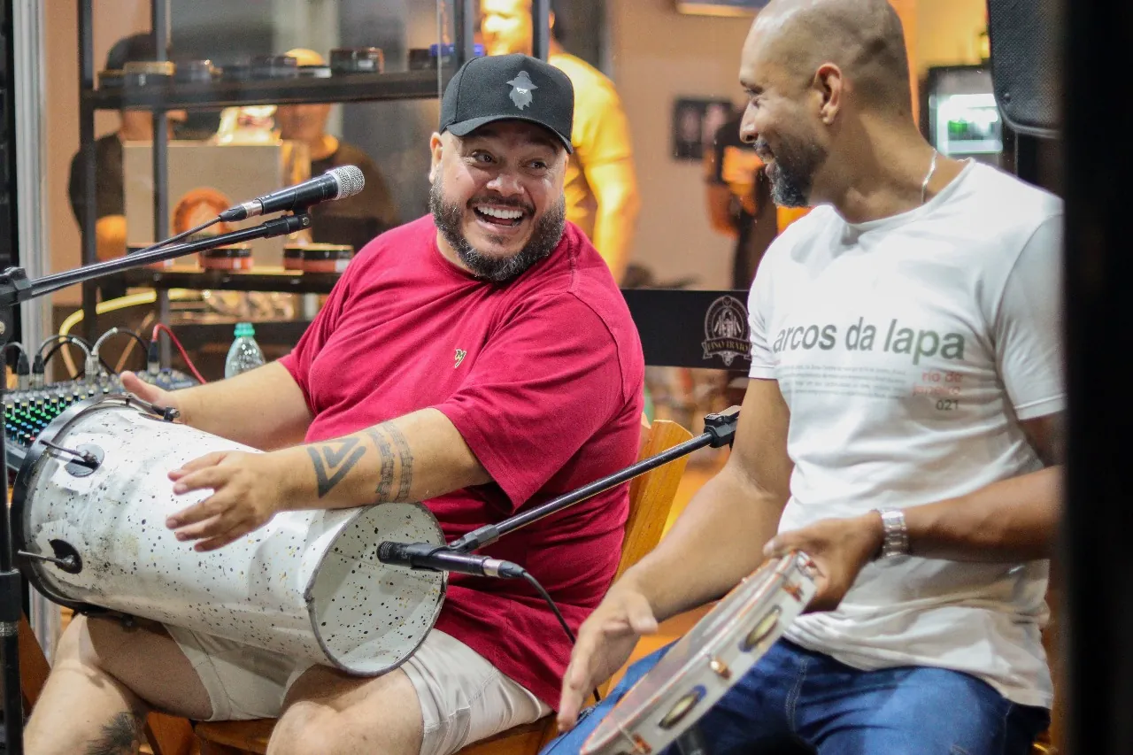 Músicos tocando e cantando na inauguração da Fino Trato