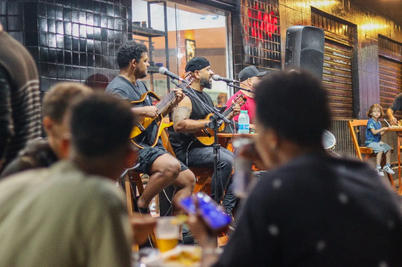 Convidados dentro da barbearia acompanhando a roda de música