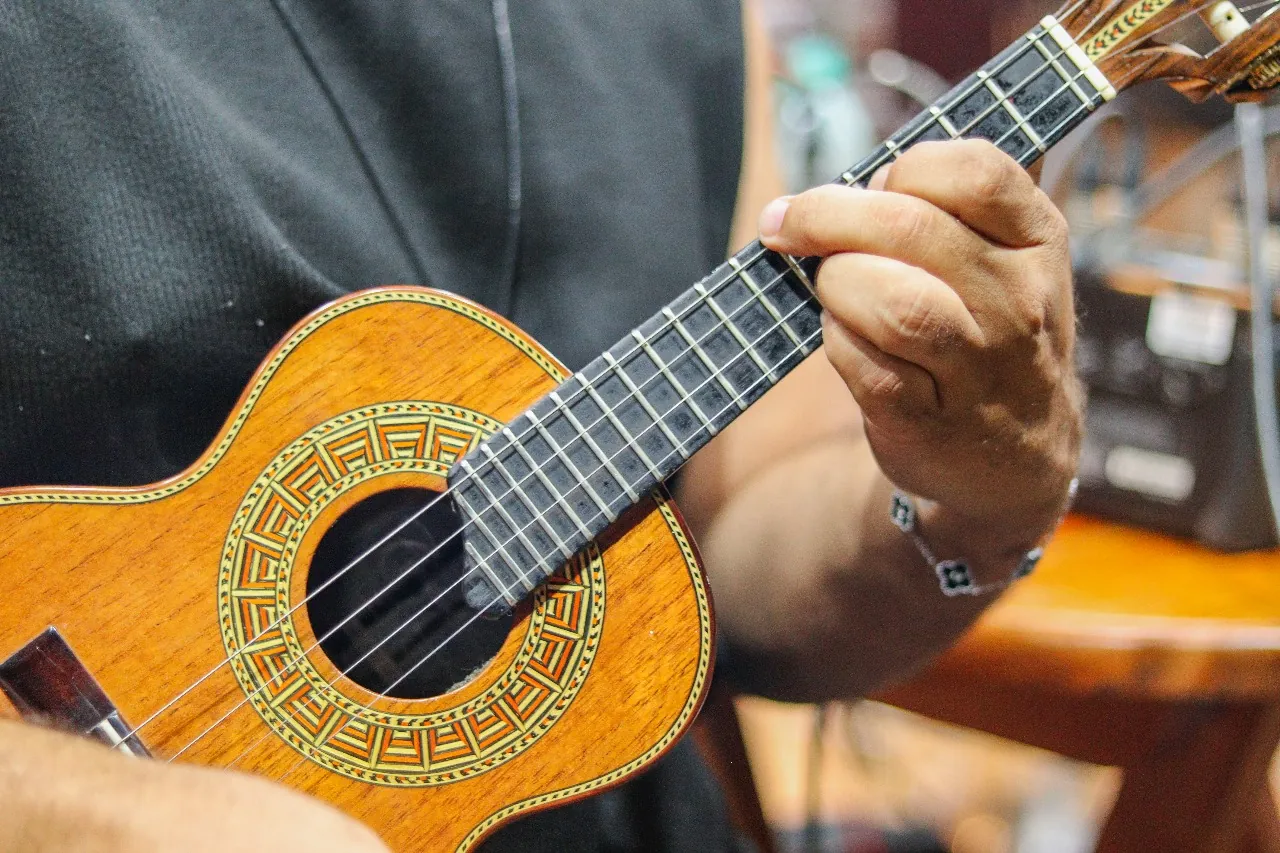 Cavaquinho sendo tocado na roda de música da inauguração