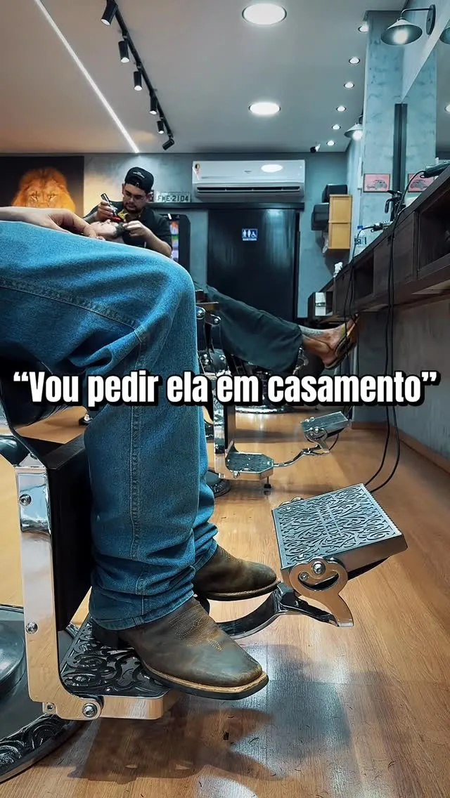 Cliente na cadeira da Fino Trato, com a legenda “Vou pedir ela em casamento”