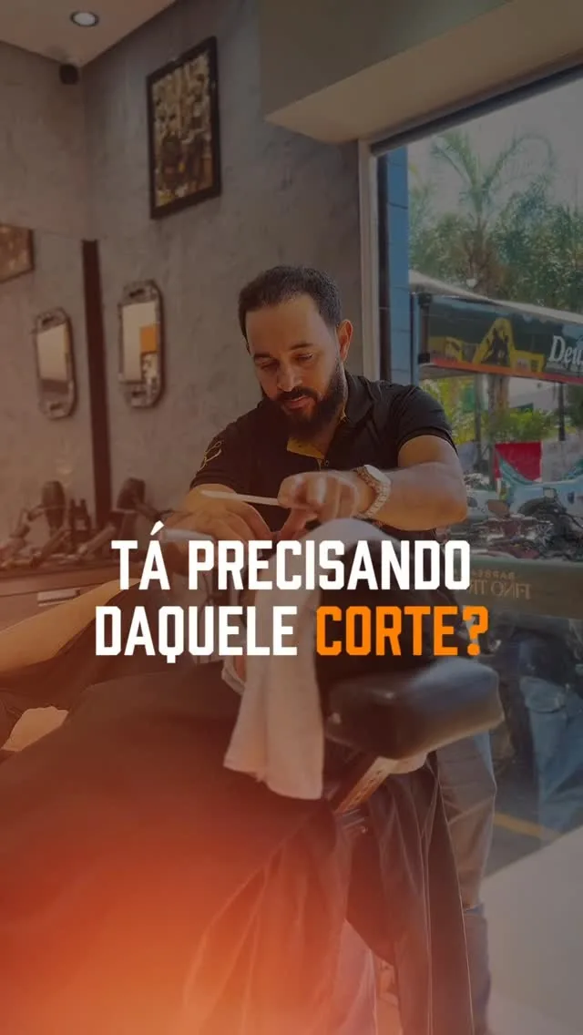 Barbeiro da Fino Trato com a toalha na mão, com a legenda “Tá precisando daquele corte?”