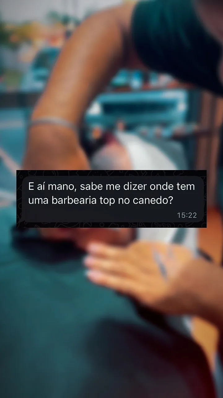 Mensagem “E aí mano, sabe me dizer onde tem uma barbearia top no Canedo?” sobre um corte desfocado